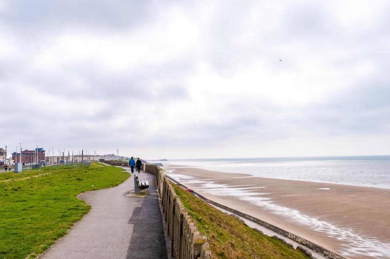 Only Family Groups - Pets Stay For Free - Sleeps 8 - Sofabed Blackpool Esterno foto