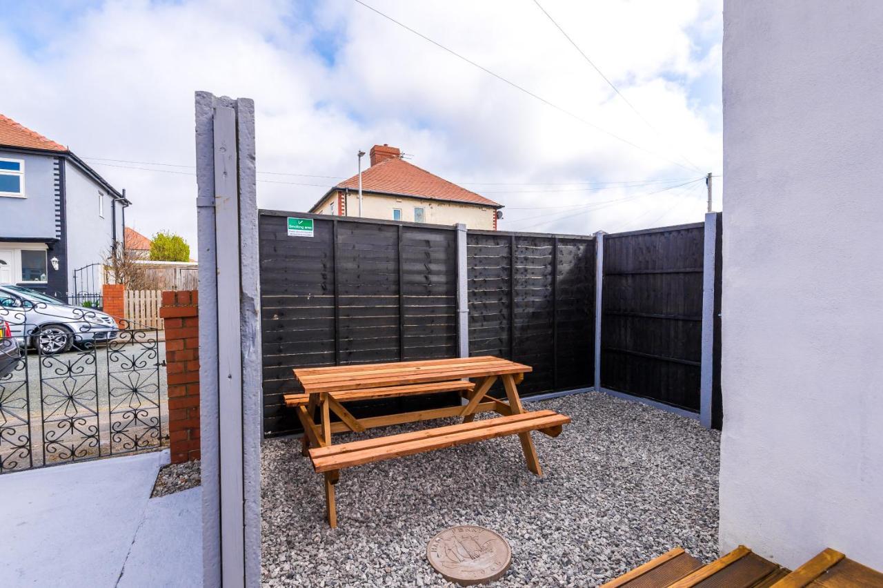 Only Family Groups - Pets Stay For Free - Sleeps 8 - Sofabed Blackpool Esterno foto