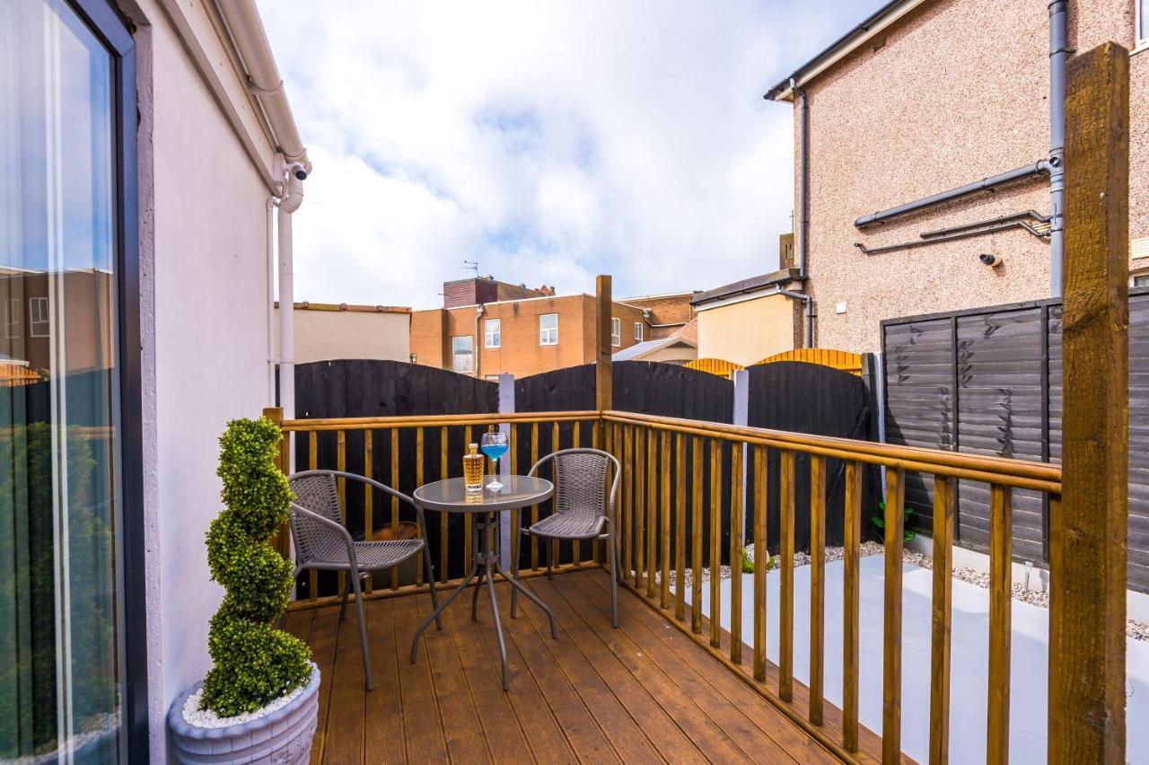 Only Family Groups - Pets Stay For Free - Sleeps 8 - Sofabed Blackpool Esterno foto