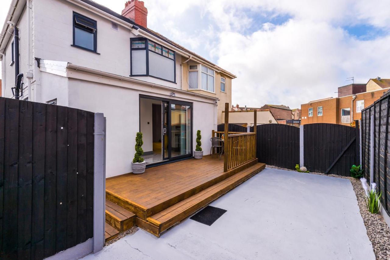 Only Family Groups - Pets Stay For Free - Sleeps 8 - Sofabed Blackpool Esterno foto