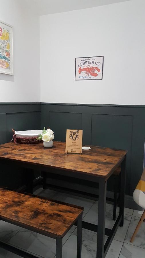 Only Family Groups - Pets Stay For Free - Sleeps 8 - Sofabed Blackpool Esterno foto